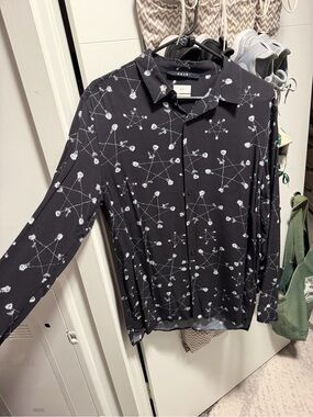 KSUBI size M like new Black Button-Up Shirt with White Print